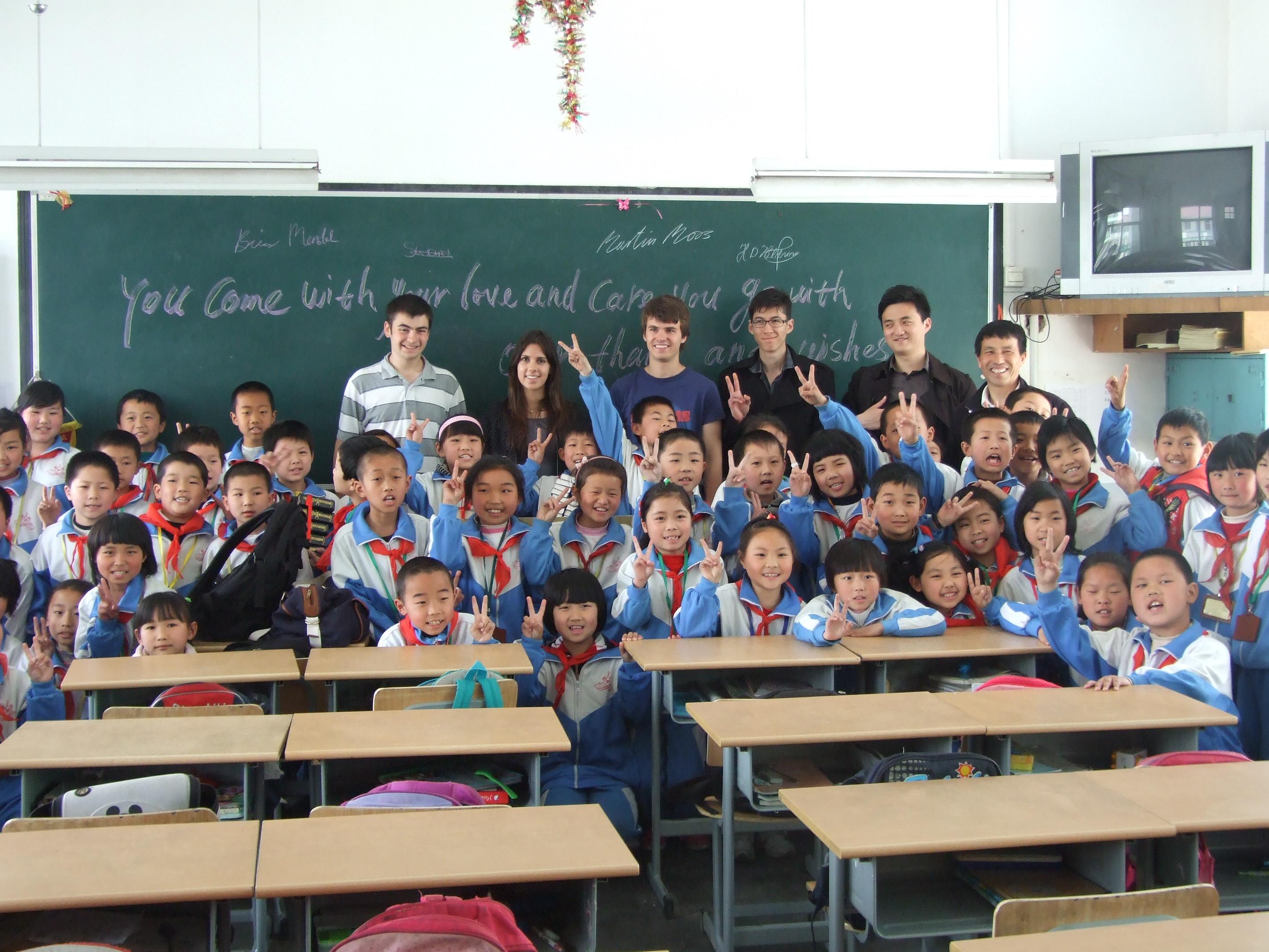 Projects Abroad volunteers take a photo with the students during the teaching work experience in China A group photo of the students and Projects Abroad volunteers teaching English in China
